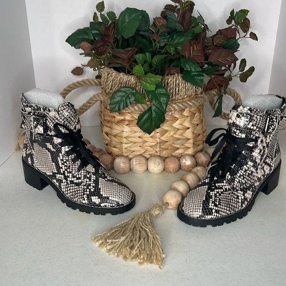 BCBGeneration Nubi Lug Sole Combat Bootie 7.5/38 Snake print - Picture 4 of 12